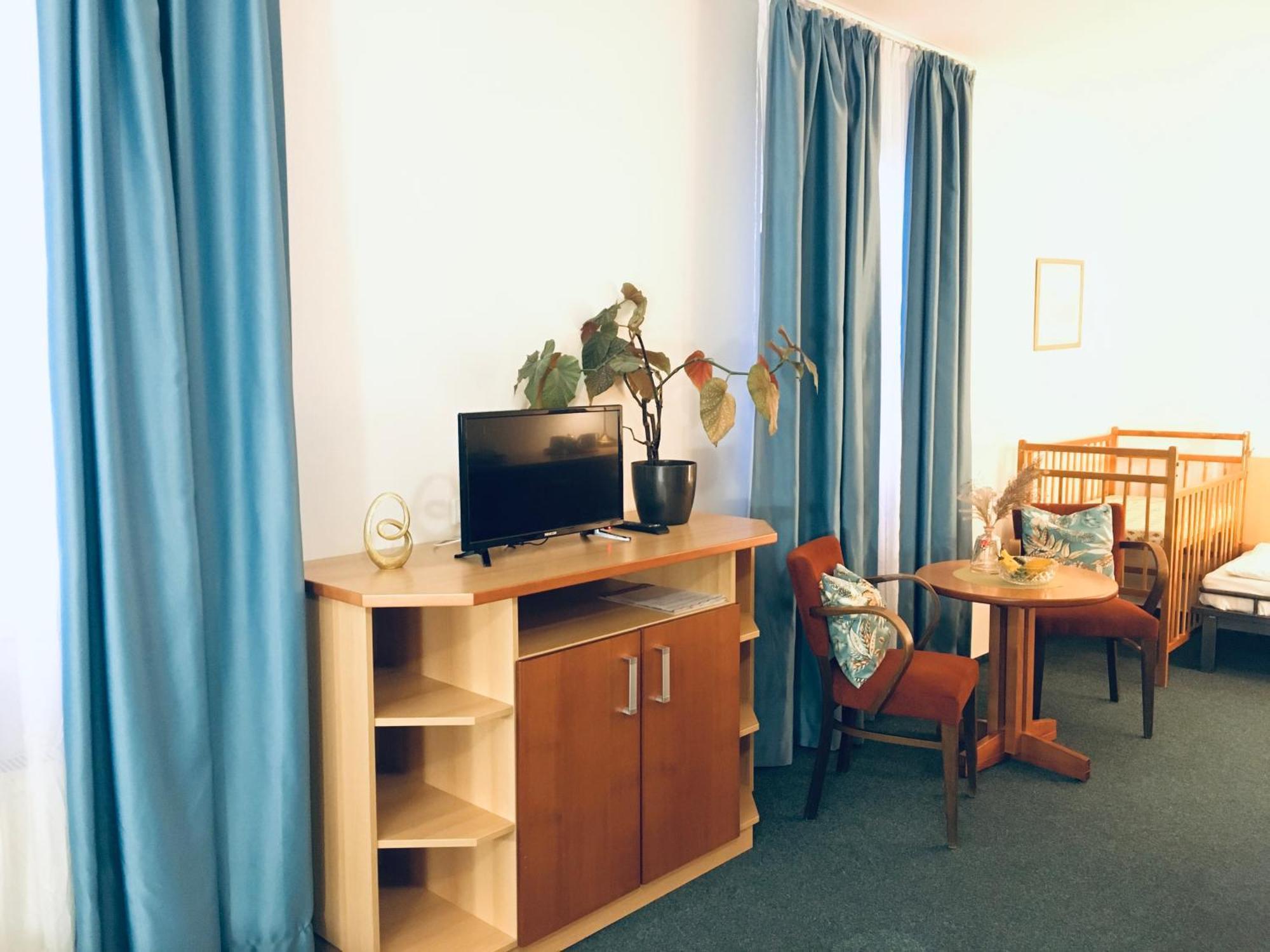 Penzion Hotelu Central Dvur Kralove nad Labem Exterior photo