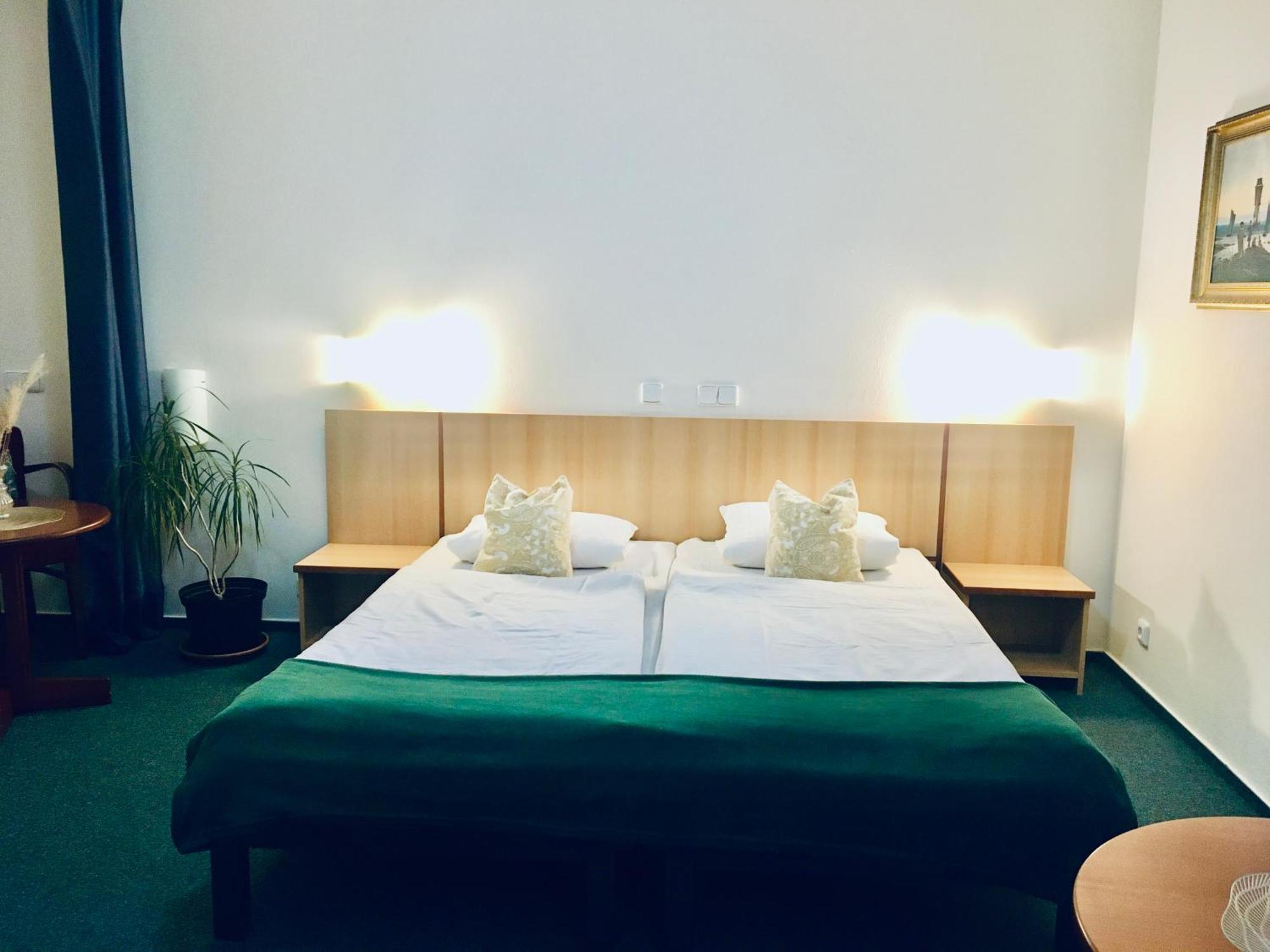Penzion Hotelu Central Dvur Kralove nad Labem Exterior photo